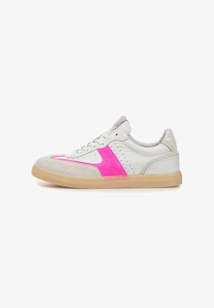 Hvid lædersneaker med pink ruskindsdetaljer, perforerede detaljer, beige ruskindsspids og gennemsigtig gummisål.
