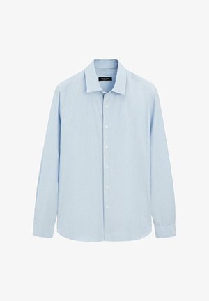 Lyseblå langærmet skjorte med knapper foran, tynde lodrette hvide striber, spredt krave og knaplukket manchet.