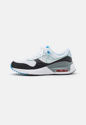 Białe siateczkowe i czarne zamszowe sneakersy z turkusowymi akcentami, wyściółką wokół kostki, amortyzacją Air Max oraz gumową podeszwą z wytłoczeniami zapewniającymi przyczepność.