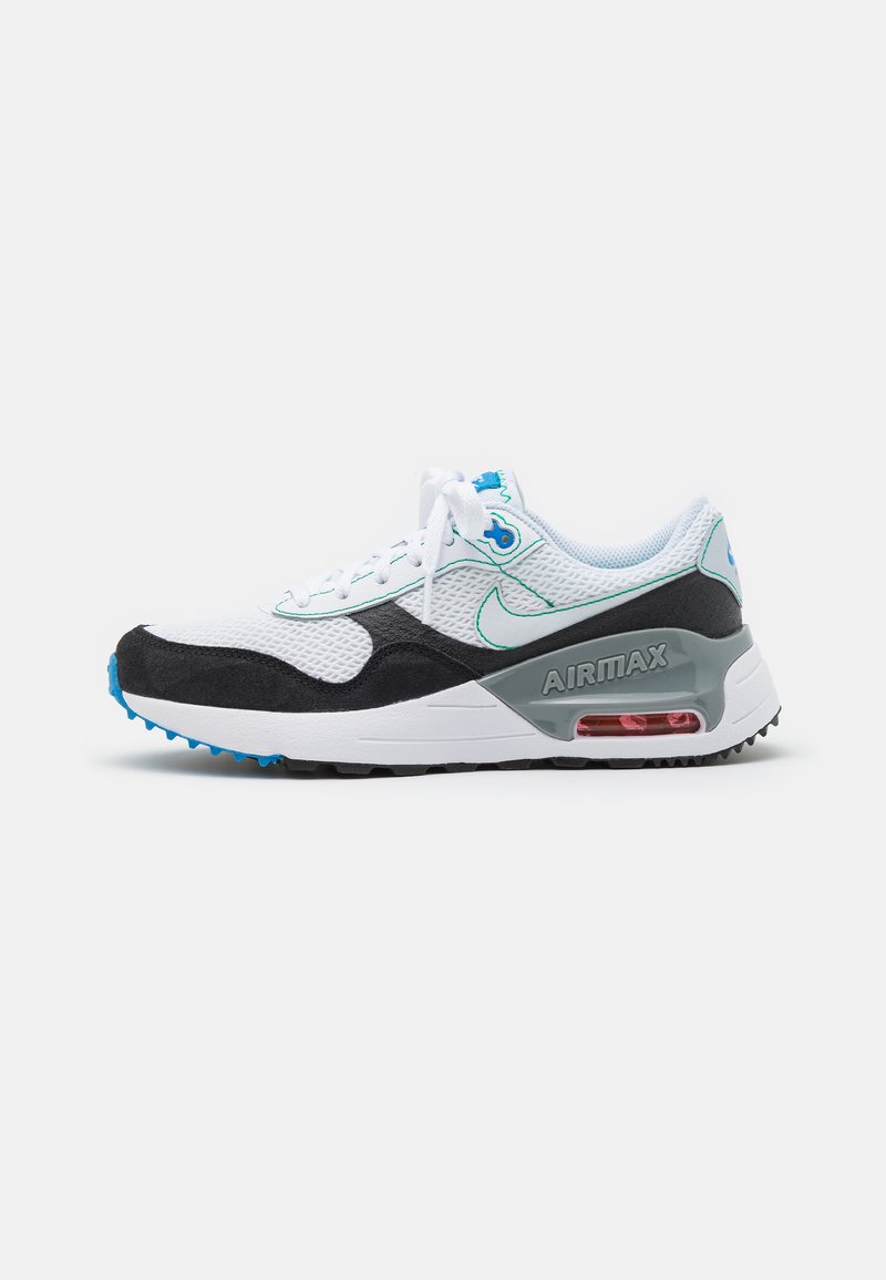 Sneaker in rete bianco e suede nero con dettagli turchesi, colletto imbottito, ammortizzazione Air Max e suola in gomma con tacchetti per la trazione.