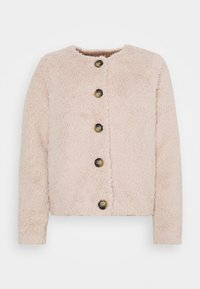 Fleecejakke i blød lyserød med rund halsudskæring, knappelukning foran og lange ærmer. Har seks mørke knapper foran.