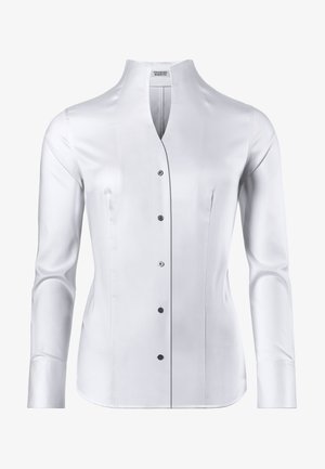 Chemise blanche à manches longues avec un col haut, design ajusté, texture lisse et six boutons noirs sur le devant.