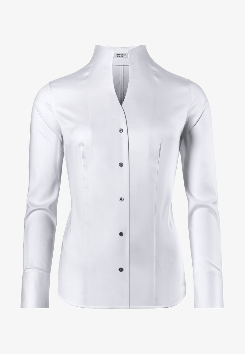 Camicia bianca a maniche lunghe con colletto alto, design aderente, texture liscia e sei bottoni neri sul davanti.