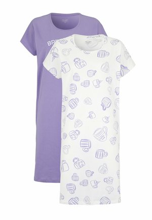 Kaksi lyhythihasta yöpaitaa, toinen yhtenäisen vaaleanvioletti osittaisella tekstillä, toinen valkoinen, jossa on laventelin värisiä kahvikuppikuvituksia.