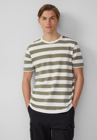 Gestreept T-shirt met korte mouwen in olijfgroen en wit, met een ronde hals, zachte katoenen stof en een relaxte pasvorm.