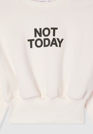 Felpa bianca con orlo a coste, caratterizzata dal testo "NOT TODAY" in grassetto nero sul petto. Tessuto morbido, vestibilità comoda.