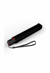 Zwarte paraplu met een cilindervorm, uitgerust met een rode en zwarte plastic handgreep en een polsband voor gemakkelijk vervoer.