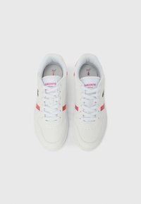 Λευκά αθλητικά πα πούτσια με ροζ και πορτοκαλί ρίγες, υφασμένα κορδόνια και λογότυπο στο πλάι. Στρογγυλεμένη μύτη και επενδυμένη γλώσσα για άνεση.