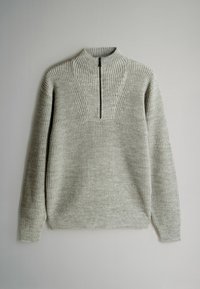 Jasnoszary sweter dzianinowy z wysokim kołnierzem i krótkim zamkiem, z prążkowaną teksturą i długimi rękawami, z bocznymi rozcięciami u dołu.