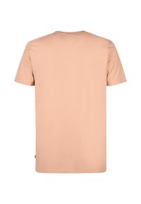 Tričko s krátkými rukávy z lehkého broskvového bavlněného materiálu, s kulatým výstřihem a jednoduchým designem bez potisků či ozdob.