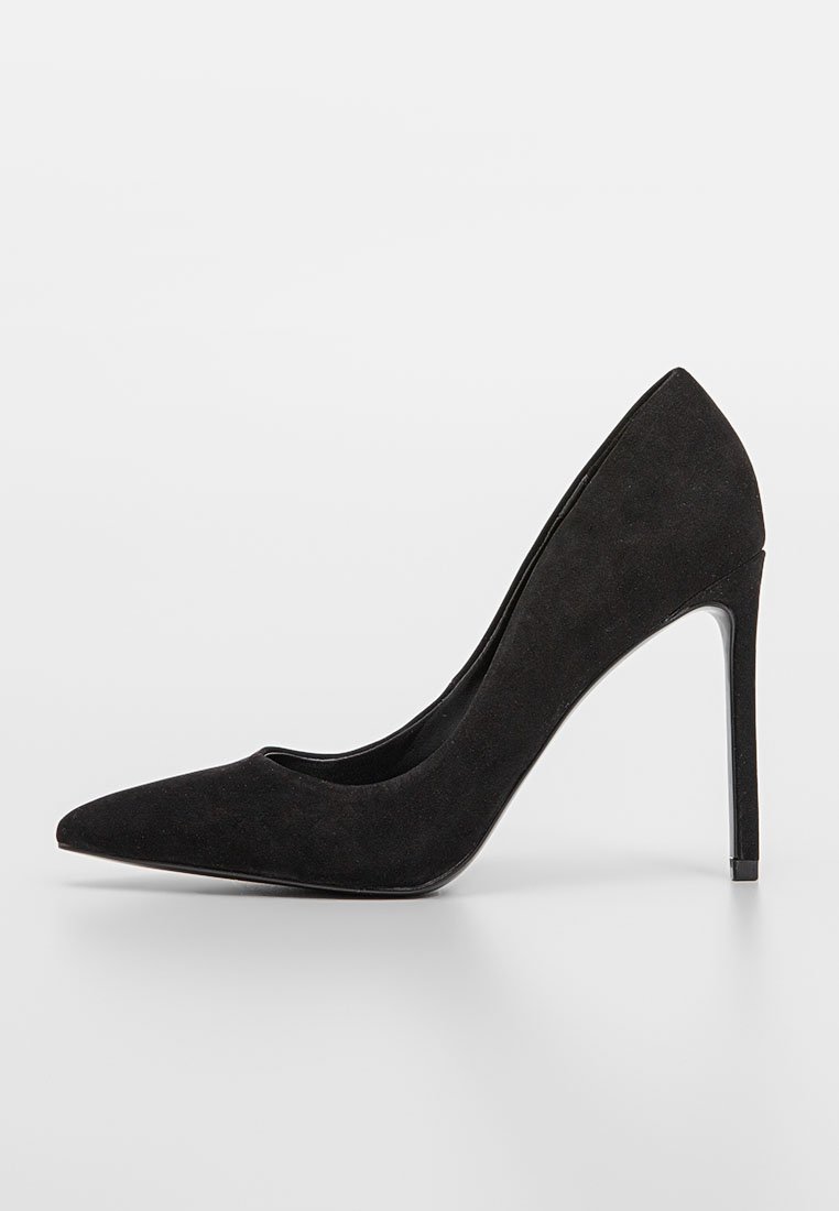 Pompe à talons aiguilles en suède noir avec un bout pointu, au design épuré et à talon stiletto fin, présentant une texture lisse sans embellissements visibles.