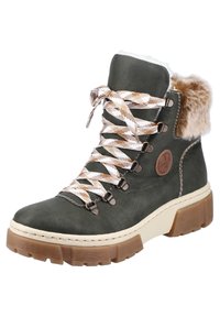 Botín de cuero verde hasta el tobillo con puño de piel sintética, cordones de cuadros blancos y marrones, puntera redonda y suela de goma texturizada. Presenta detalles en bronce.