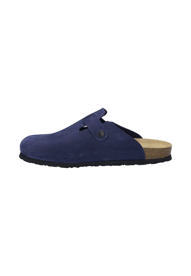 Marine suede instapper met een zwarte zool, voorzien van een zijband voor een veilige pasvorm, en een contrasterende bruine kurken voetbed.
