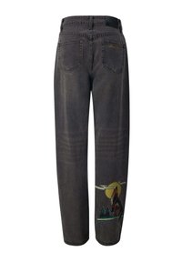 Mørkegrå denimjeans med løs pasform, der har baglommer og et farverigt grafisk tryk af en ulv og træer nær kanten.