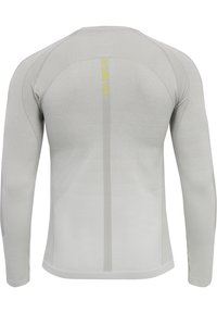 Lys grå langærmet skjorte lavet af tekstureret stof, med et tætsiddende design, ribbede mønstre og en reflekterende gul detalje på ryggen.