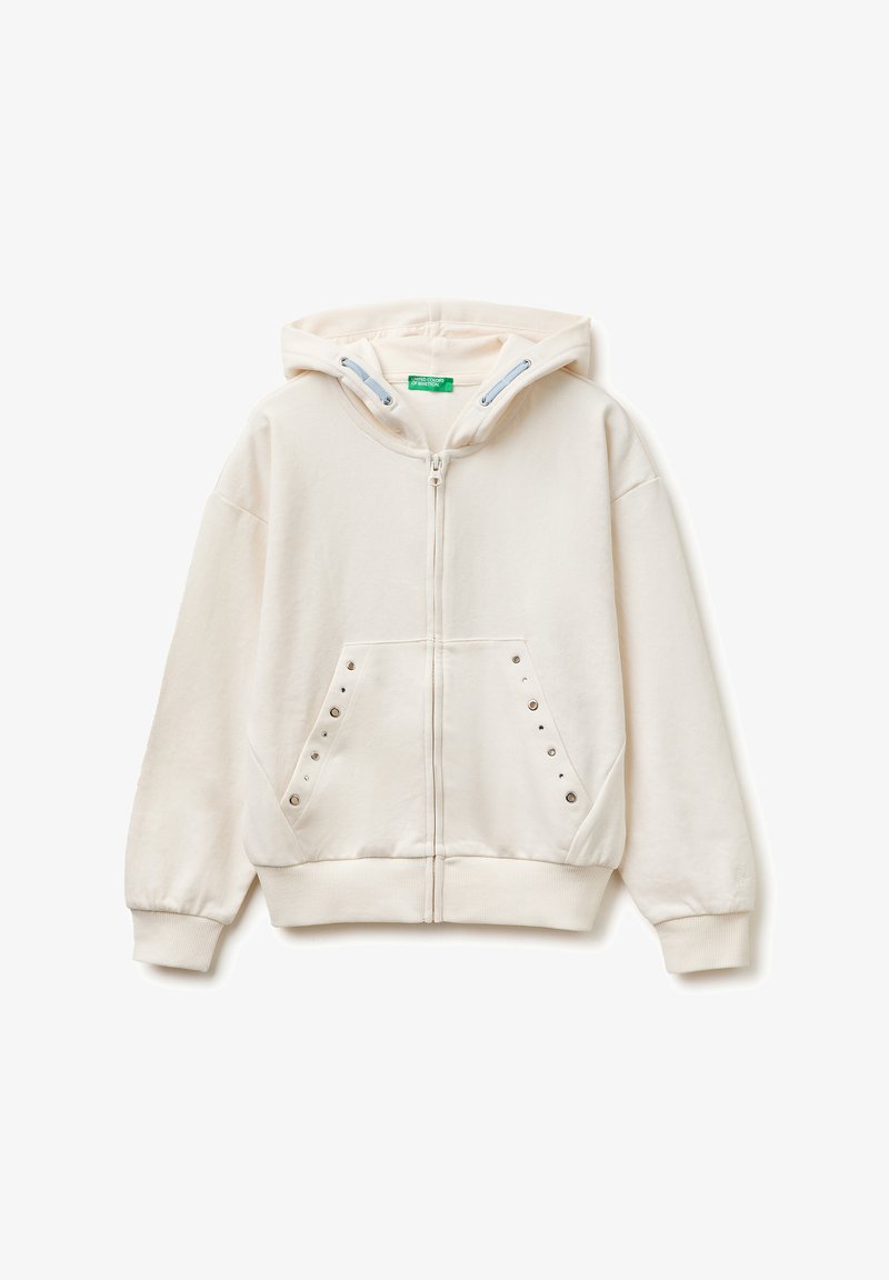 Sudadera con capucha color crema con cremallera, bolsillos frontales con ojales de metal y capucha con cordón ajustable.