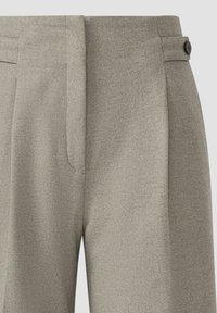 Grijze op maat gemaakte broek van een gestructureerde stof, met een platte voorkant, twee zijzakken en een knoopdetail bij de tailleband.