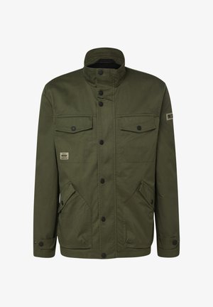 Olivgrüne Jacke mit hohem Kragen, schwarzen Druckknöpfen, vier vorderen Klappentaschen und einem kleinen Logopatch auf der linken Brust und am Ärmel.