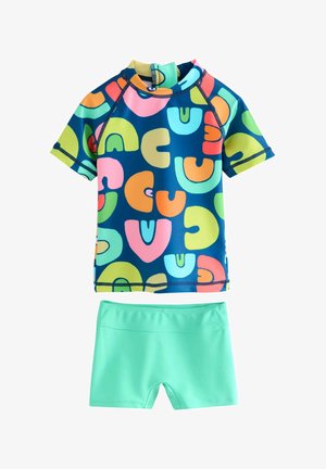 Lühirooliste varrukatega ujumiskomplekt, millel on sinine topp, millel on värvilised abstraktsed kujundid ja soolased heledad rohelised püksikud, valmistatud venivast ja kiiresti kuivatavast kangast.