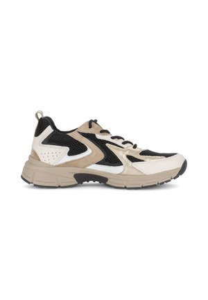 Lage sportschoen in beige, zwart en wit met mesh- en suède panelen, zwarte veters en een dikke, getextureerde zool voor ondersteuning en grip.