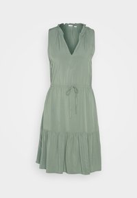 Abito senza maniche fino al ginocchio di un verde tenue, con scollatura a V, colletto arricciato, vita con lacci regolabili e gonna a strati svasata.