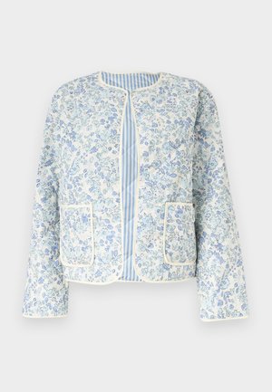 Lyseblå quiltet jakke med blomstermønster, hvid kant, to forlommer og blå-hvidstribet for. Ingen krave, lange ærmer.