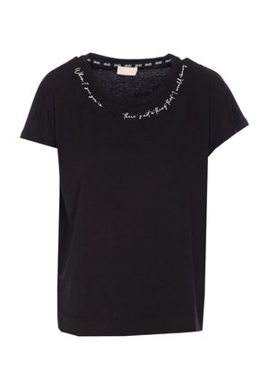 T-shirt nera realizzata in morbido tessuto, con scollatura rotonda e dettagli testuali bianchi che circondano il colletto. Maniche corte, vestibilità rilassata.