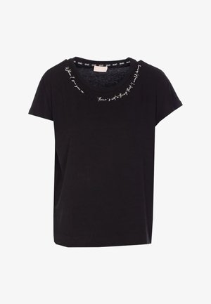 T-shirt nera realizzata in morbido tessuto, con scollatura rotonda e dettagli testuali bianchi che circondano il colletto. Maniche corte, vestibilità rilassata.