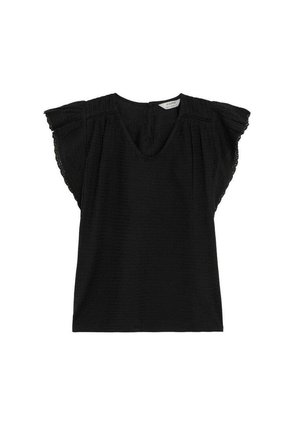 Blusa negra de manga corta con detalles de encaje, pliegues en los hombros, escote redondo y un ajuste cómodo.