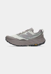 Trailrunning-Schuhe mit einem hellgrauen und mauvefarbenen Mesh-Obermaterial, Vibram-Sohle und strukturiertem Design. Verfügen über ein markantes "N"-Logo und eine Fersenschlaufe.