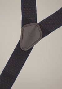 Niebiesko-brązowe szelki w wzory z brązową skórzaną naszywką z logo, teksturowaną tkaniną i solidnymi regulowanymi paskami.