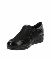 Scarpa nera slip-on con tomaia in tessuto texturizzato e dettagli in vernice lucida. Presenta una suola a cuneo bassa per un'altezza e un supporto aggiuntivi.
