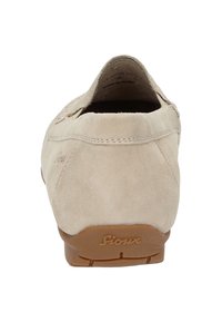 Beige suède instapschoen met een ronde neus, elastische zijkanten en een tan rubberen zool. Bevat een logo op de hiel.