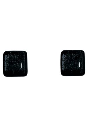 Deux boutons carrés noirs brillants avec des bords arrondis, espacés sur un fond blanc.