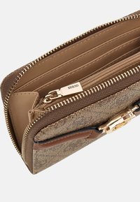 Portafoglio marrone con texture, zip-around, con zip dorata, multiple fessure per carte e una tasca frontale con chiusura dorata.