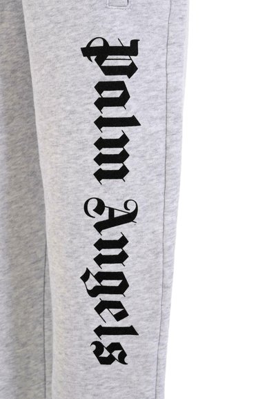 Grijze sweatpants met grote zwarte tekst waarop "Palm Angels" langs de zijkant staat. Gemaakt van zachte stof met een licht gestructureerd oppervlak.