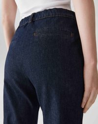Pantalons en denim foncé avec une taille élastique, dotés de deux poches arrière et de coutures contrastées. Texture lisse et design droit.