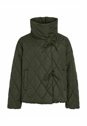Maslinasto zeleni prešani puffer kaput s visokim ovratnikom, prednjim vezicama i dva bočna džepa. Ima dijamantni uzorak po cijeloj površini.