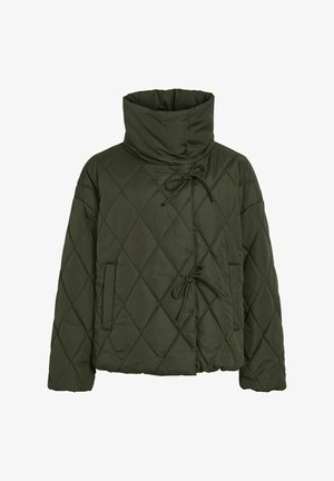 Olīvzaļa quilted puffer jaka ar augstu apkakli, priekšējām saitēm un divām sānu kabatām. Visā virsmā ir dimanta raksts.