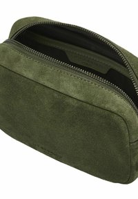 Borsa in suede verde oliva con superficie texture, chiusura con zip e etichetta interna con marchio. Forma rettangolare liscia con bordi arrotondati.