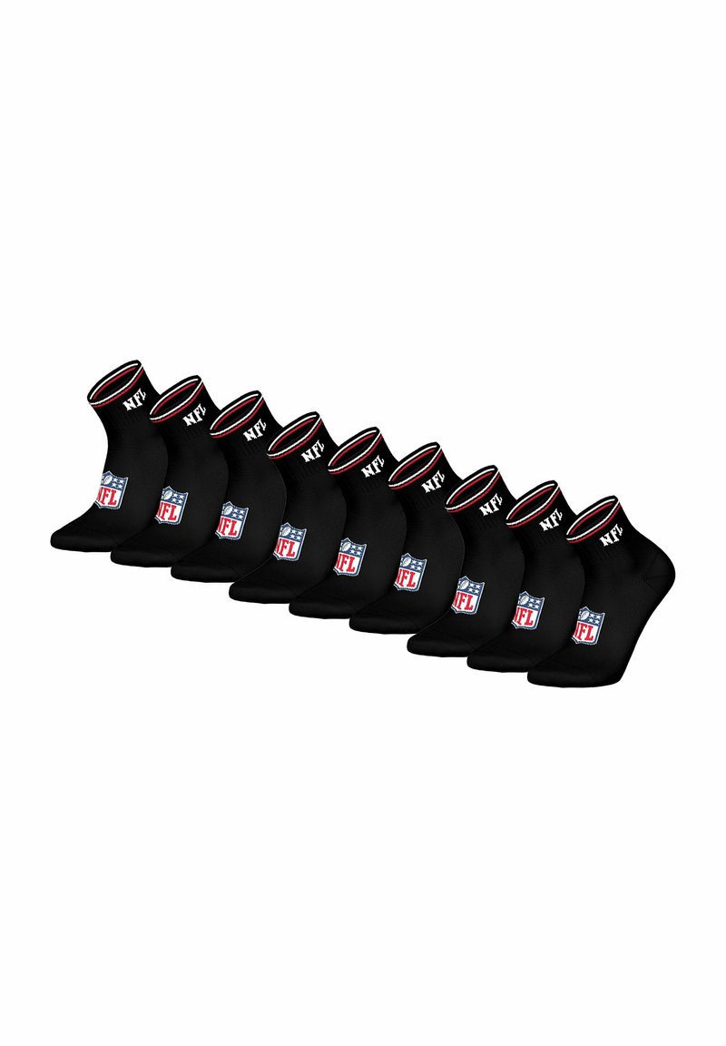 Nove paia di calzini neri alla caviglia con il logo NFL sul piede e il testo bianco "NFL" sul risvolto, disposti in una fila diagonale su sfondo bianco.