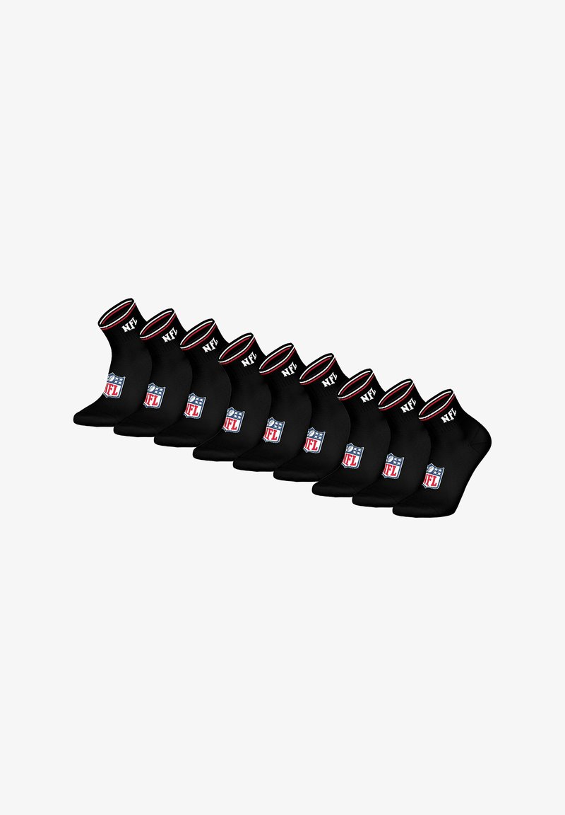 Nove paia di calzini neri alla caviglia con il logo NFL sul piede e il testo bianco "NFL" sul risvolto, disposti in una fila diagonale su sfondo bianco.