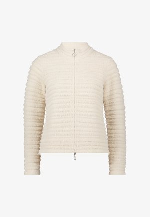 Weiße strukturierte Jacke mit hohem Kragen, die horizontale Rippmuster aufweist und einen Reißverschluss an der Vorderseite hat. Hergestellt aus weichem, flauschigem Material.