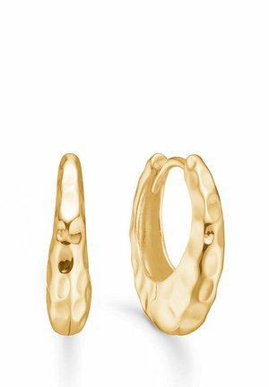 Guld creoler med hamret tekstur, der har et slankt, afrundet design og en hængslet lukning for sikker pasform.