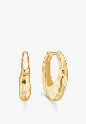 Goldene Creolen mit gehämmertem Muster, schlankem, abgerundetem Design und einem Scharnierverschluss für sicheren Halt.