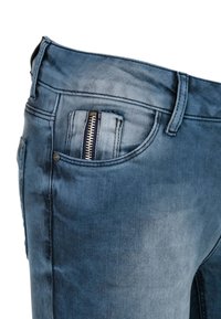 Denim-Jeans in einem mittleren Blauton mit subtilen Ausbleichungen. Verfügt über eine Reißverschlusstasche an der Vorderseite und traditionelle Nähdetails.