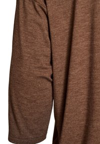 Brązowa tkanina koszuli z długim rękawem, pokazująca miękką, lekko melanżową fakturę oraz przeszycia na szwie rękawa.