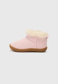 Bottines roses en suède doux, dotées d'un col en fausse fourrure blanche duveteuse, d'une semelle en caoutchouc plate et d'une petite languette à l'arrière.