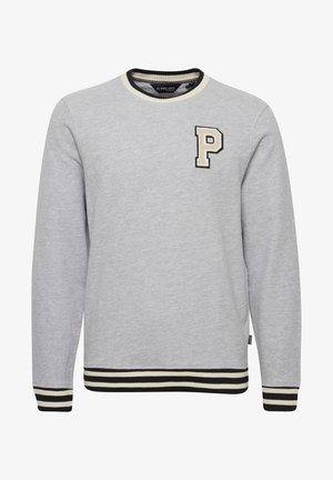 Grijze sweatshirt met een ronde halslijn, zwart en beige geribbelde manchetten en onderkant, met een geborduurde "P" in beige en zwart.