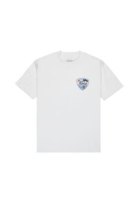 Hvid bomulds t-shirt med korte ærmer, der har et blåt og orange grafisk logo på venstre bryst i en skjoldform. Glat tekstur.